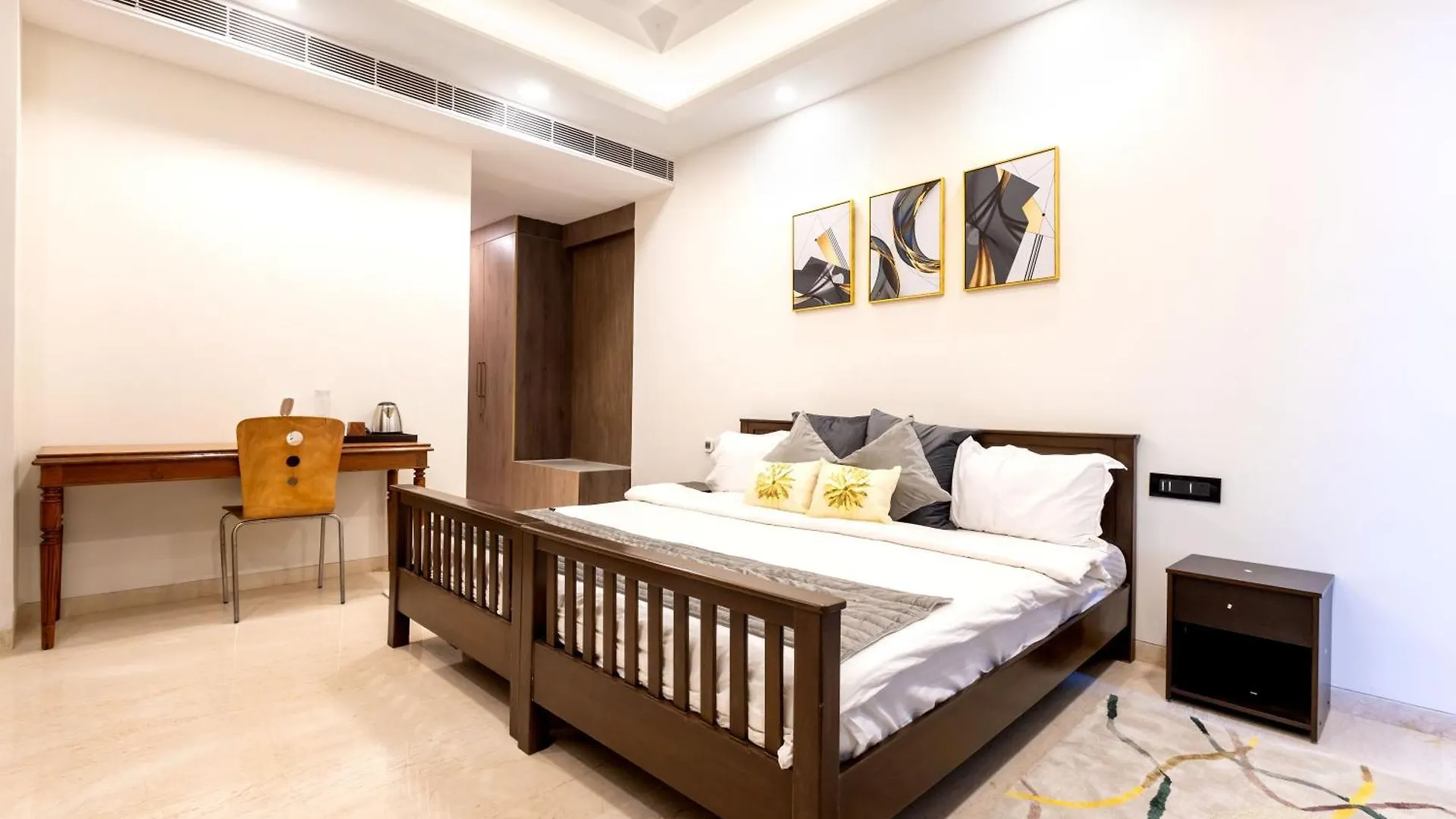 Four Bedroom Luxurious Apartment Near Cyber Hub Gurgaon 0*,